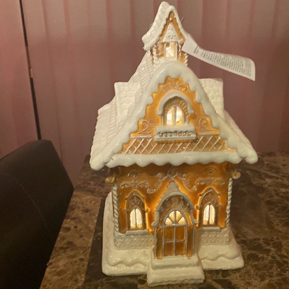 Gingerbread house- lights up! - Picture 2 of 16